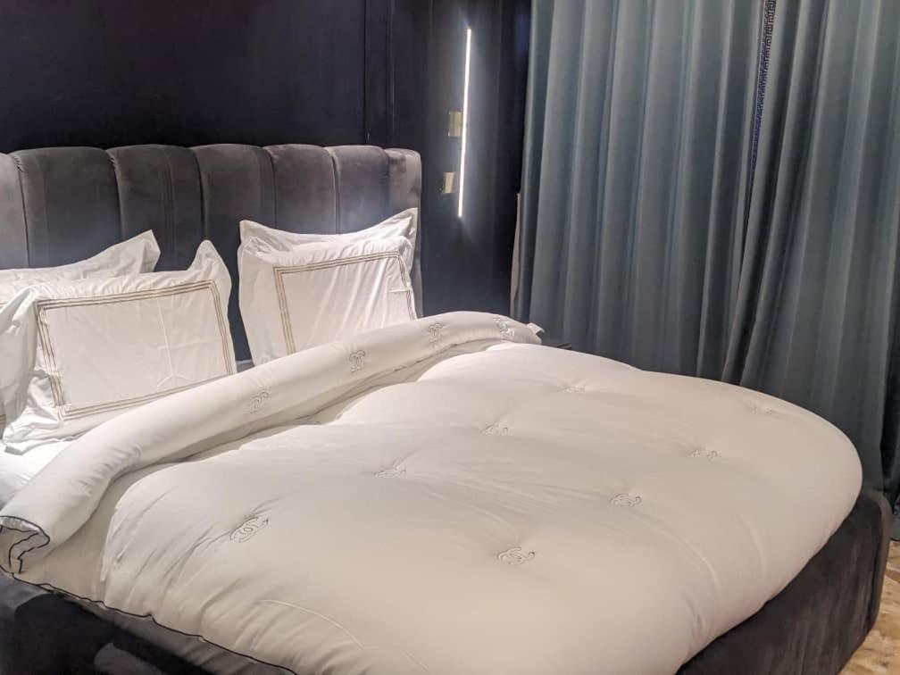 Sujimoto Residences Macdonald Lagos Bagian luar foto
